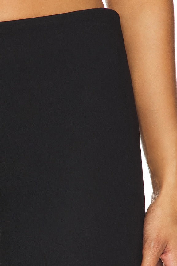 Kelly Capri in Black