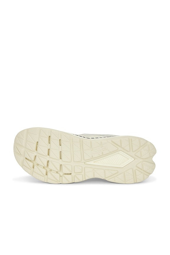 M Mach Remastered in Eggshell & Asphalt Grey