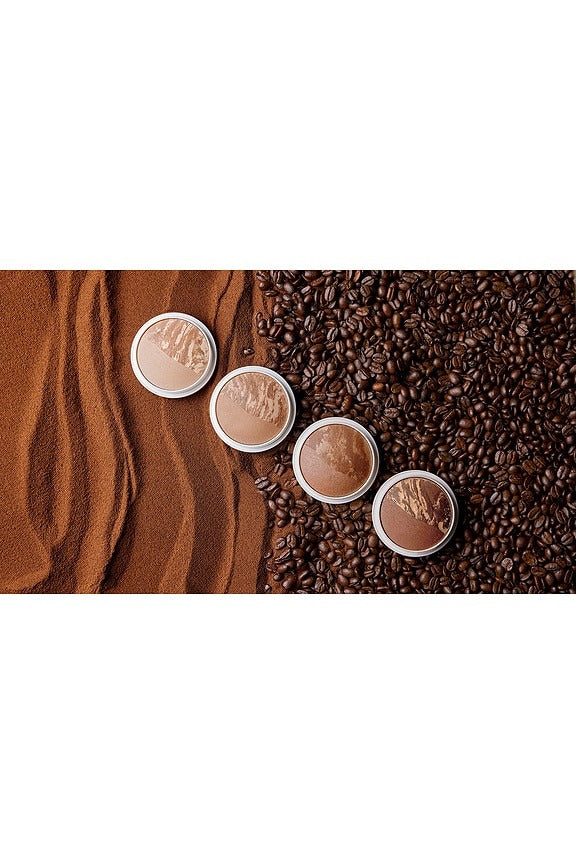 The Duet Baked Bronzer in Vanilla Latte